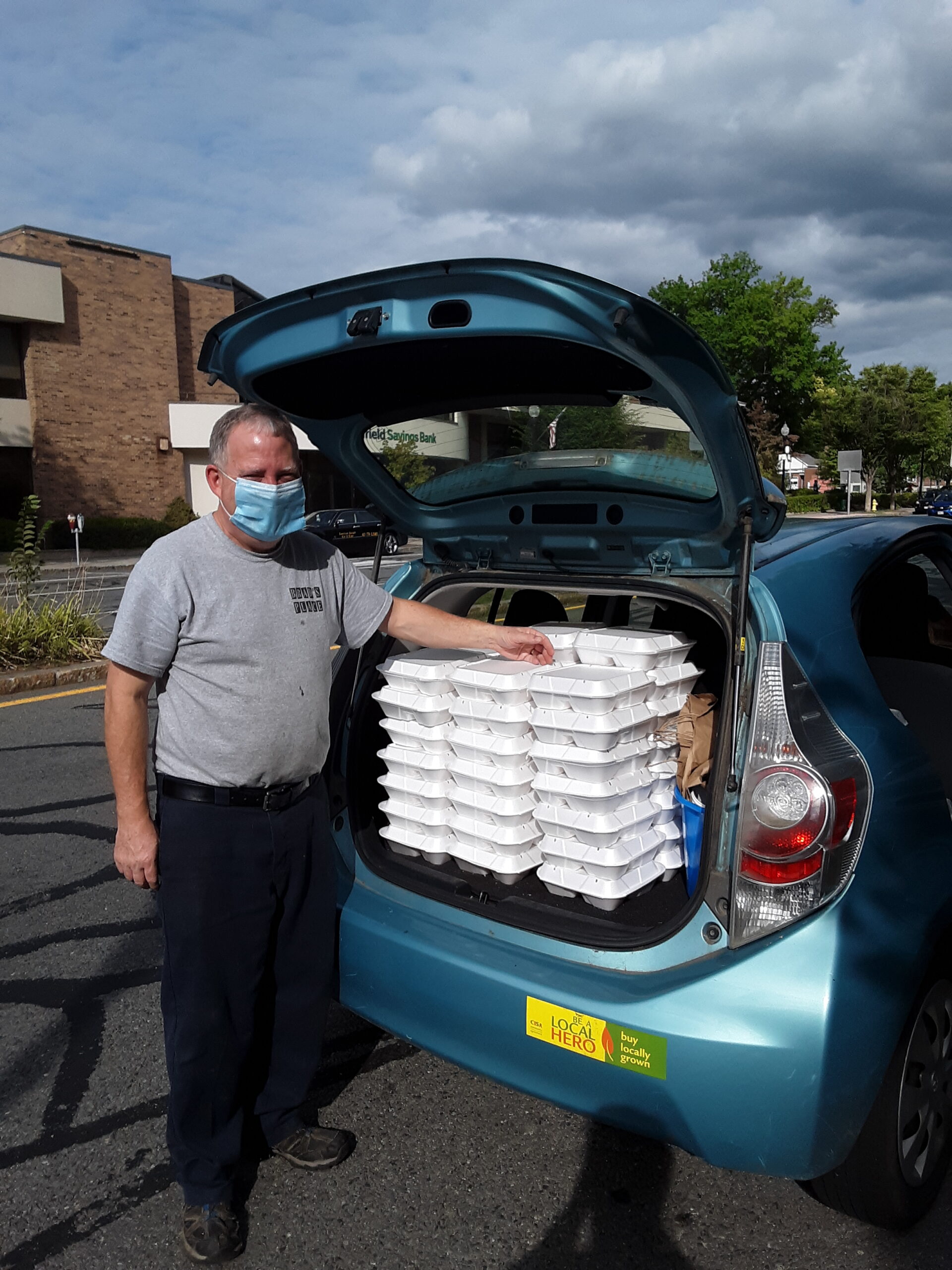 dan devine from brad's place delivering meals
